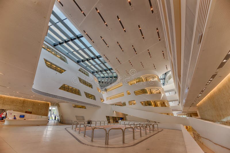 Innenraum der neuen und futuristischen Wien-Universität von wirtschaftlichem