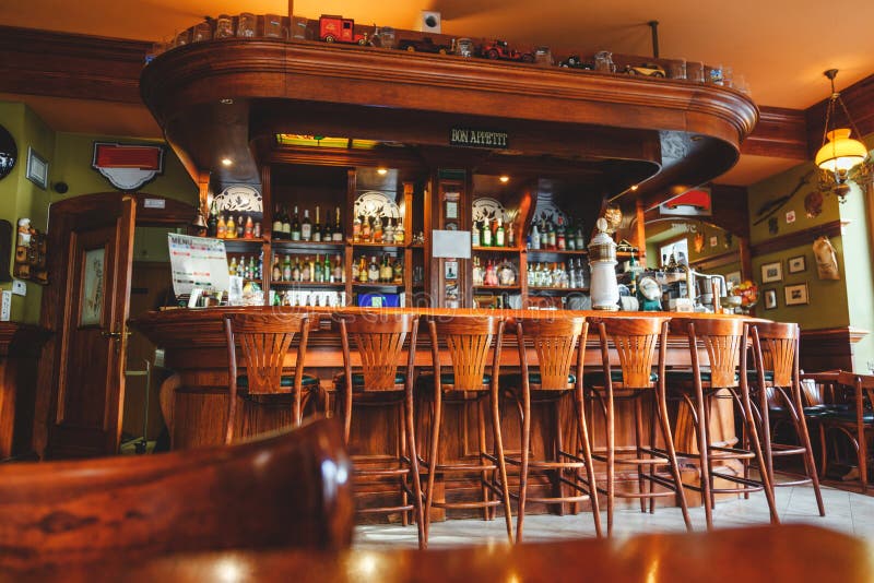 Innenraum der teuren stilvollen Bar, gemacht vom Mahagonibaum in der irischen Kneipe