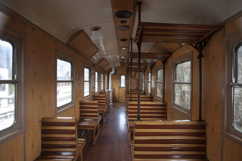 Innenraum des alten Zugluxuswagens