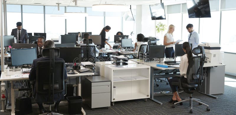 Innenraum des beschäftigten modernen Bürogroßraums mit Personal
