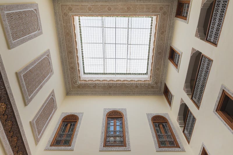Innenraum des Hauses in der arabischen Art hat klare Dachspitze lizenzfreies stockbild Innenraum des Hauses in der arabischen Art hat klare Dachspitze lizenzfreies stockbild