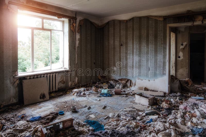 Innenraum des inländischen Raumes des verlassenen verlassenen Apartmenthauses lizenzfreie stockfotografie Innenraum des inländischen Raumes des verlassenen verlassenen Apartmenthauses lizenzfreie stockfotografie