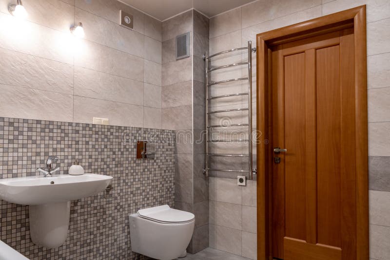 Innenraum des modernen Badezimmers mit Bad, Dusche und Toilette stockbild Innenraum des modernen Badezimmers mit Bad, Dusche und Toilette stockbild