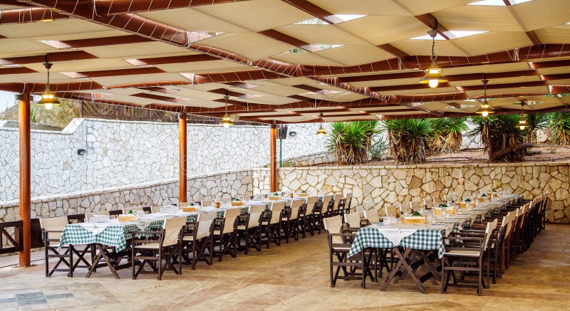Innenraum des Restaurants mit bedeckten Tabellen lizenzfreie stockfotografie Innenraum des Restaurants mit bedeckten Tabellen lizenzfreie stockfotografie