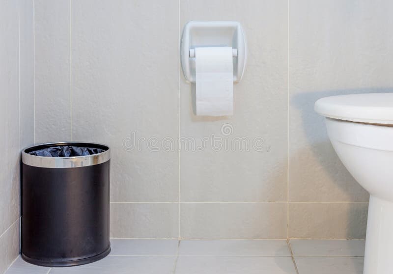 Innenraum des Toilettensitzes, Papier- und trashcan in der Hygienetoilette lizenzfreies stockfoto Innenraum des Toilettensitzes, Papier- und trashcan in der Hygienetoilette lizenzfreies stockfoto