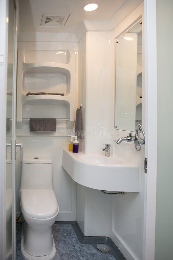 Innenraum eines modernen minimalistic kleinen Badezimmers lizenzfreie stockfotos