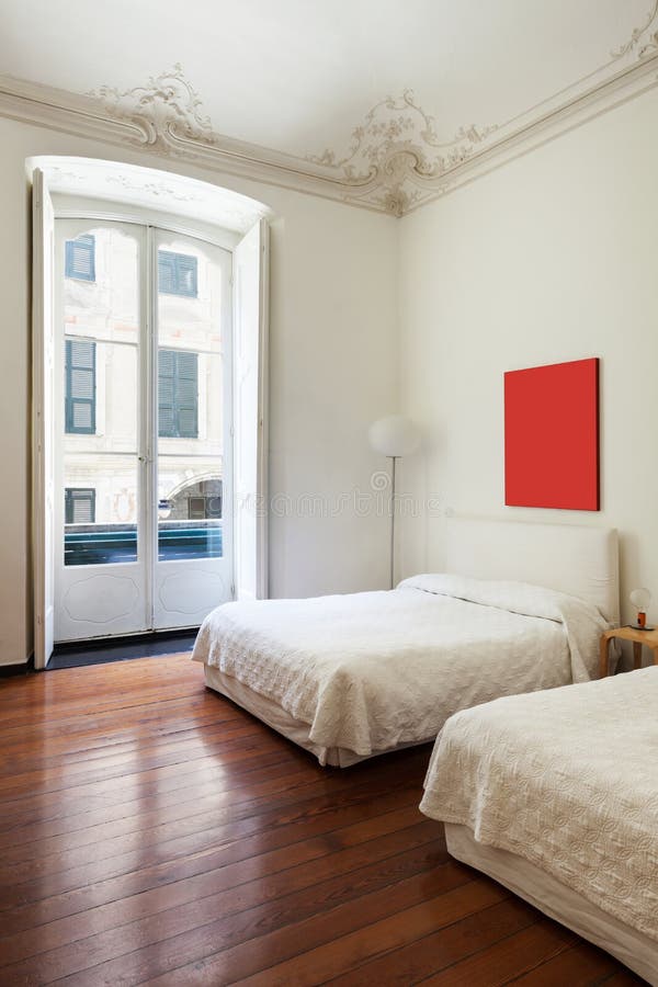 Hotelzimmer im Altbau stockbild. Bild von bett, architektur - 32851369