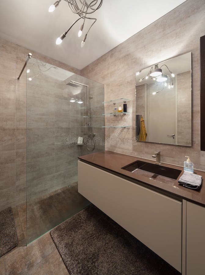 Innenraum, Badezimmer Mit Jacuzzi Stockbild - Bild von ablichtung