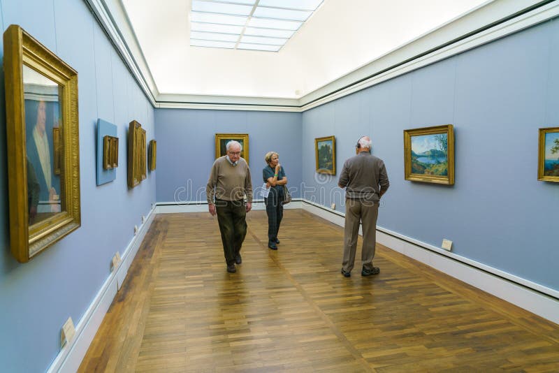 Innenraum von Neue Pinakothek, Malereien von 19 c Museum in Kunsta lizenzfreie stockfotografie Innenraum von Neue Pinakothek, Malereien von 19 c Museum in Kunsta lizenzfreie stockfotografie