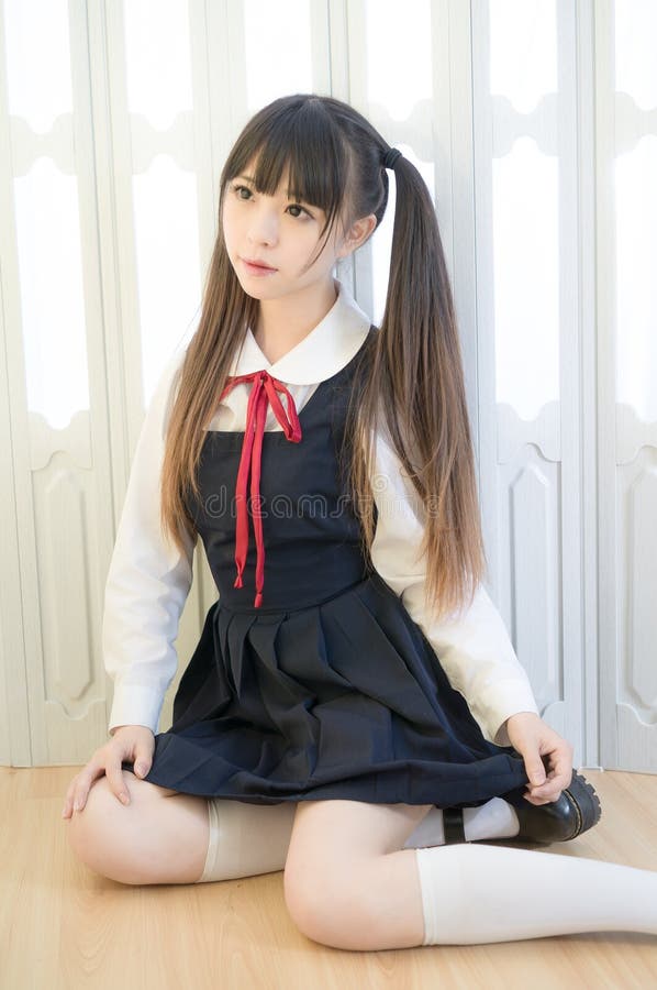 Japanisches Nettes Springendes Cosplay Schul