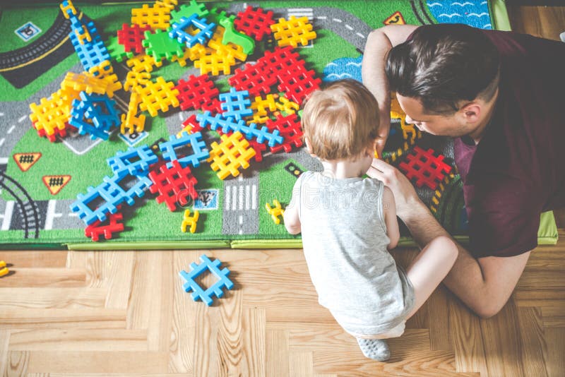 Innentätigkeitsspaß zu spielen, Vater und Sohn stockbild Innentätigkeitsspaß zu spielen, Vater und Sohn stockbild