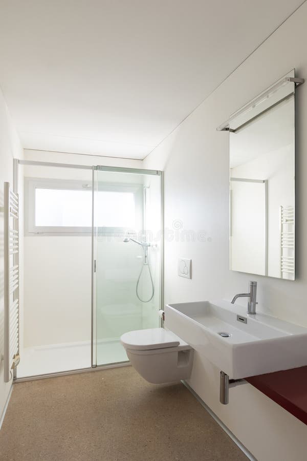 Innere des kleinen Badezimmers im modernen Haus lizenzfreies stockfoto