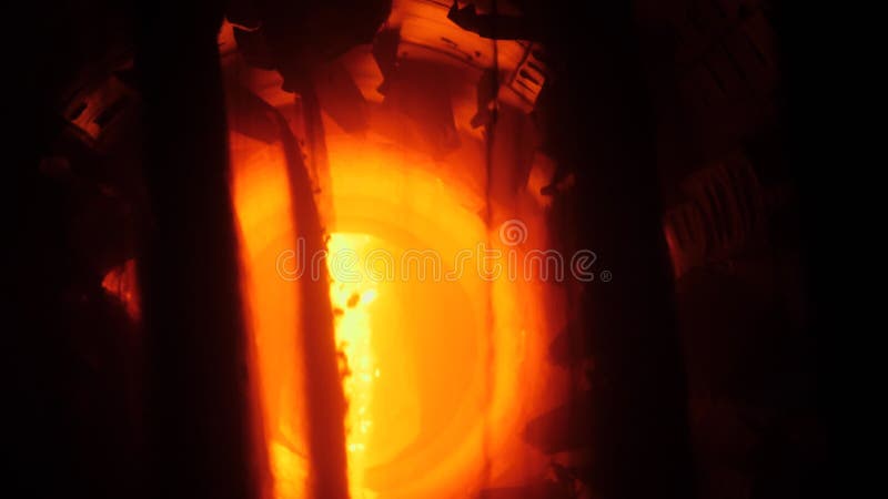 Innere des rotierenden Verbrennung Brennofens oder des Ofens. Herstellungsverfahren des Zementklinkers