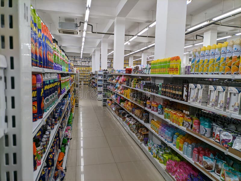 Inneres eines Supermarktes. Korridor mit Regalen, in denen Produkte zum Verkauf ausgestellt werden. weißer Boden und Decken und ro lizenzfreie stockfotos