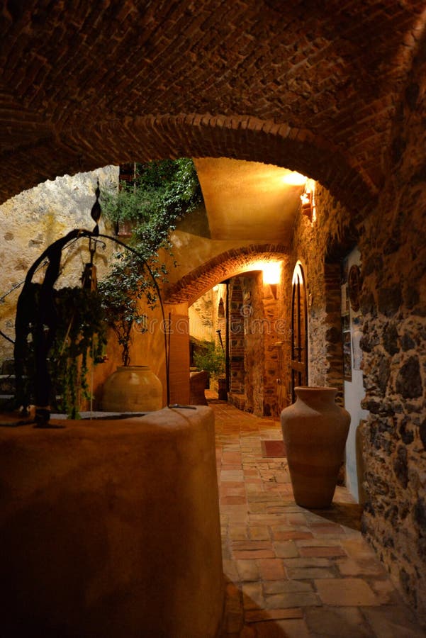 Inneres Gericht in einem traditionellen Sardinien-Haus lizenzfreies stockbild Inneres Gericht in einem traditionellen Sardinien-Haus lizenzfreies stockbild