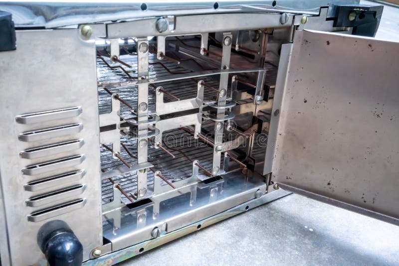 Innerhalb des klassischen Weinlesechromtoasters auf konkretem Bodenhintergrund