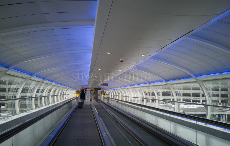 Innerhalb des modernen Anschlusses von Manchester-Flughafen am 5. Juni 2018 in Manchester, England lizenzfreie stockbilder Innerhalb des modernen Anschlusses von Manchester-Flughafen am 5. Juni 2018 in Manchester, England lizenzfreie stockbilder
