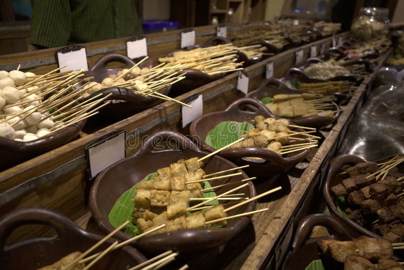 Innnards satay tofu satay tempeh satay și diverse gustări tradiționale pe Angkringan mâncare stradală delicioasă în Yogyakarta stock image
