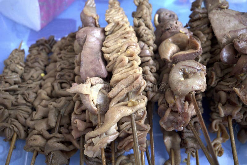 Innnings satay pe Angkringan delicioase street food în Yogyakarta Indonezia stock image