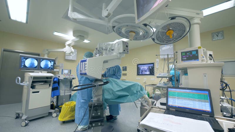 Innovatief geneeskundeconcept De chirurgen werken in een ruimte met medische apparatuur