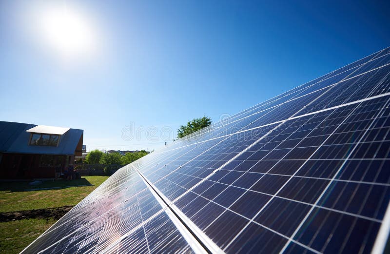 Innovatieve zonnepanelen opgezet bij de bouw van de voorgevel van ` s stock fotografie Innovatieve zonnepanelen opgezet bij de bouw van de voorgevel van ` s stock fotografie