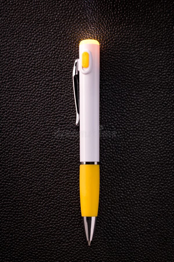 Innovation de stylo de lampe-torche sur le fond foncé photographie stock libre de droits Innovation de stylo de lampe-torche sur le fond foncé photographie stock libre de droits