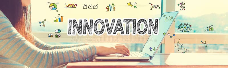 Innovation med kvinnan som arbetar på en bärbar dator royaltyfri foto Innovation med kvinnan som arbetar på en bärbar dator royaltyfri foto
