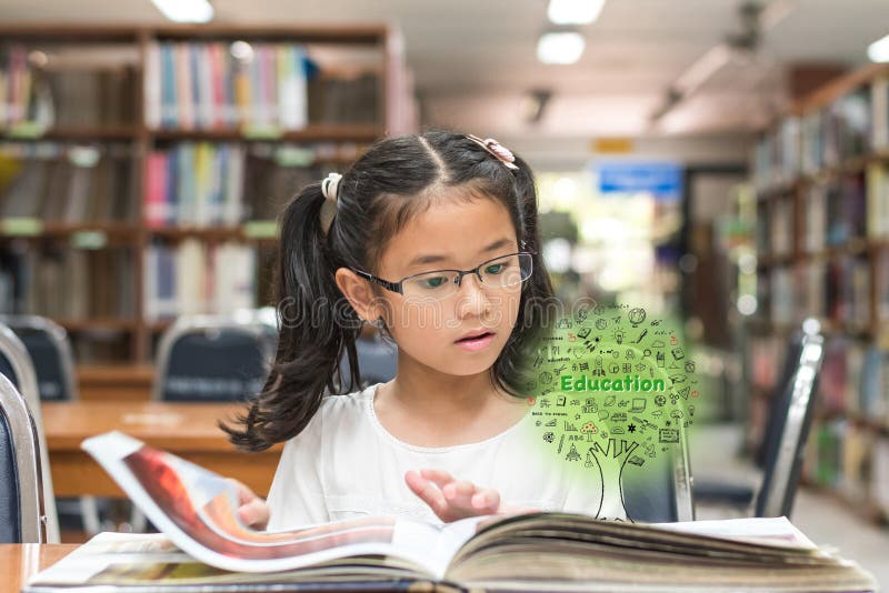 Innowacyjna edukacja macierzysta i koncepcja wiedzy z książką dziecięcą do czytania w bibliotece