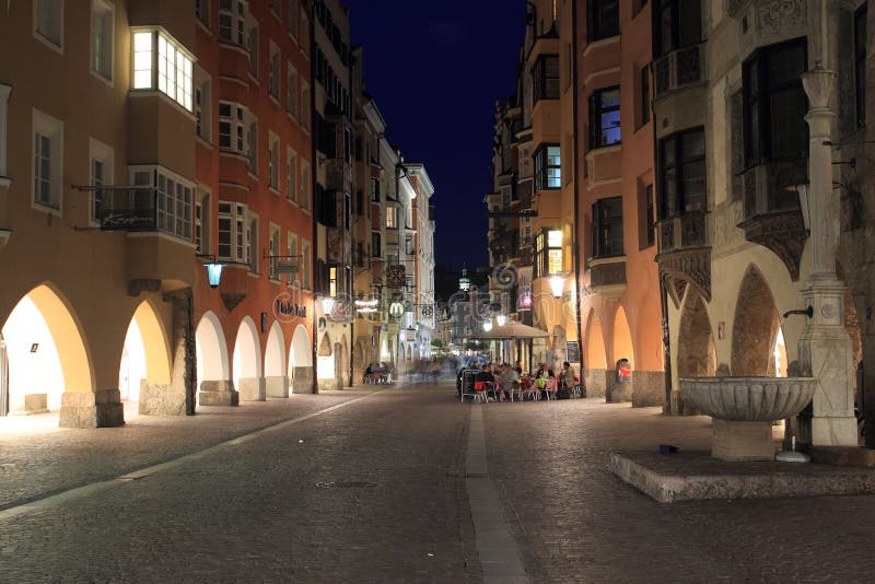 Innsbruck entro la notte immagine stock. Immagine di vista 46442755