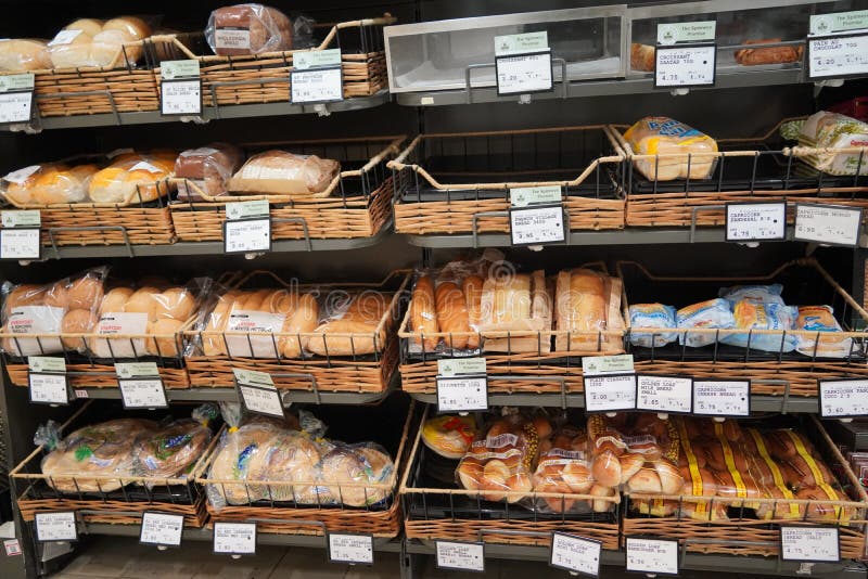 Inny świeży chleb na półkach w piekarni. wnętrze nowoczesnego sklepu spożywczego przedstawiające korytarz chlebowy z różnorodnymi zdjęcia stock