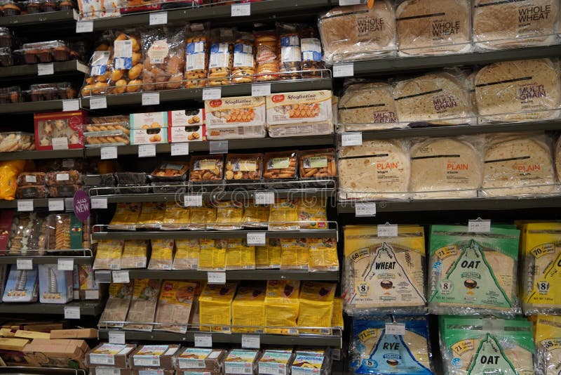 Inny świeży chleb na półkach w piekarni. wnętrze nowoczesnego sklepu spożywczego przedstawiające korytarz chlebowy z różnorodnymi zdjęcia stock