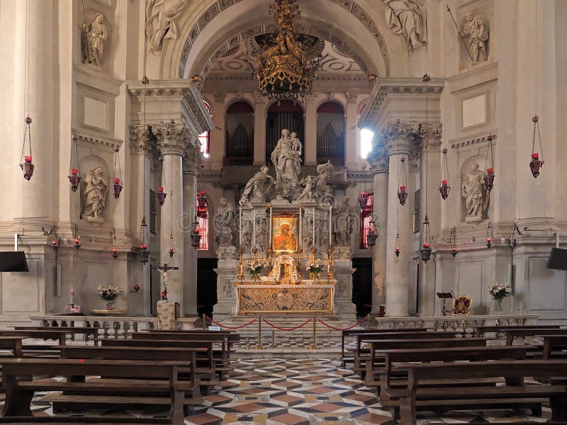 Inom Santa Maria della Salute, domkyrka av Venedig med skulpturer och detaljer royaltyfria bilder Inom Santa Maria della Salute, domkyrka av Venedig med skulpturer och detaljer royaltyfria bilder