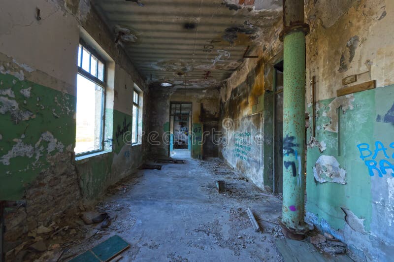 Inomhus av en öde belamrad industribyggnad arkivbild Inomhus av en öde belamrad industribyggnad arkivbild