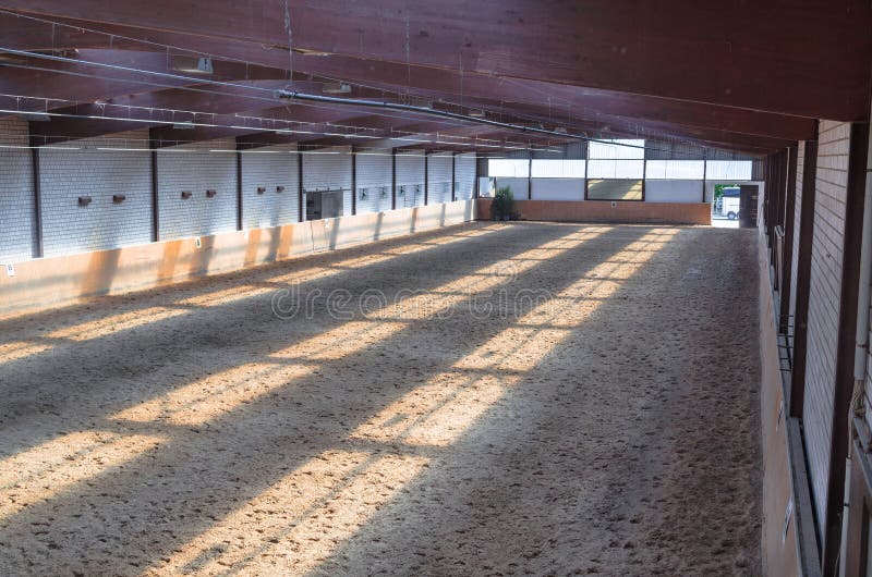 Inomhus ridningarena royaltyfri bild Inomhus ridningarena royaltyfri bild