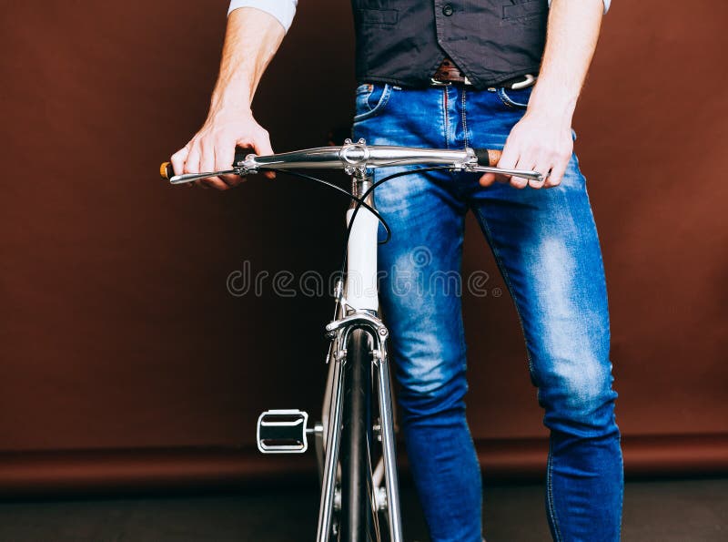 Inomhus stående av mannen för hipster för barnmode den stiliga med tappningcykeln varm färg close upp royaltyfri fotografi