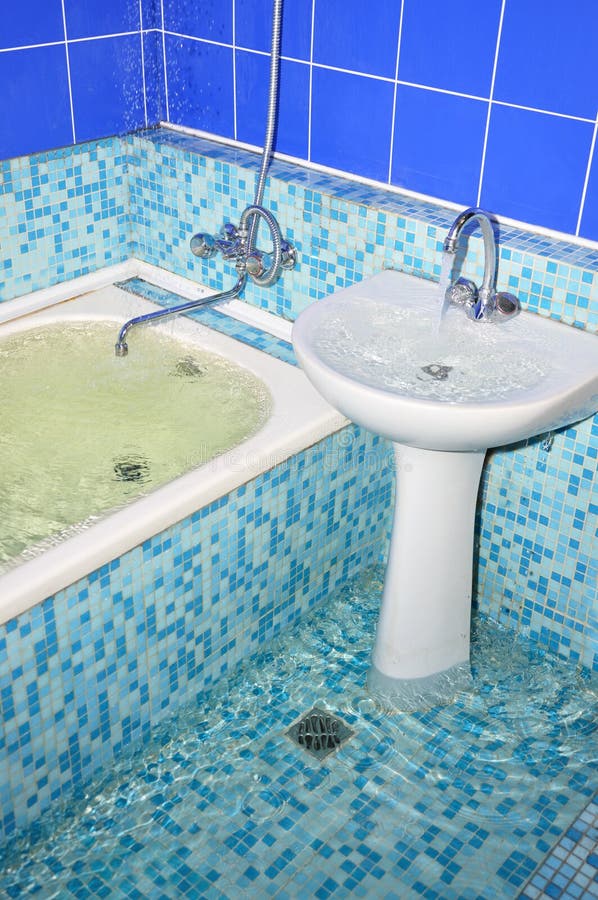 Inondation dans la salle de bains images stock Inondation dans la salle de bains images stock