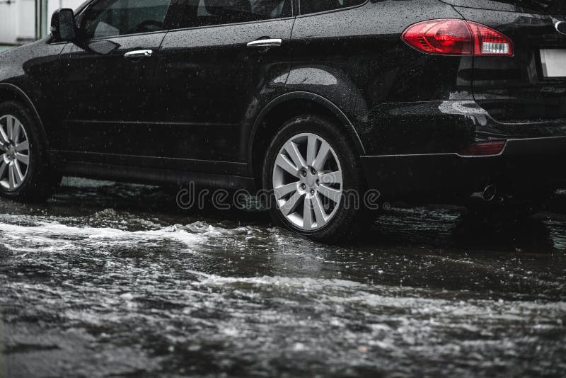 Inondations, pluie Le sort d'écoulements d'eau avalent la rue où il y a photographie stock Inondations, pluie Le sort d'écoulements d'eau avalent la rue où il y a photographie stock
