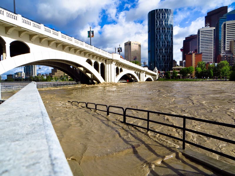 Inondazione 2013 del fiume dell'arco di Calgary sotto il ponte fotografie stock libere da diritti Inondazione 2013 del fiume dell'arco di Calgary sotto il ponte fotografie stock libere da diritti