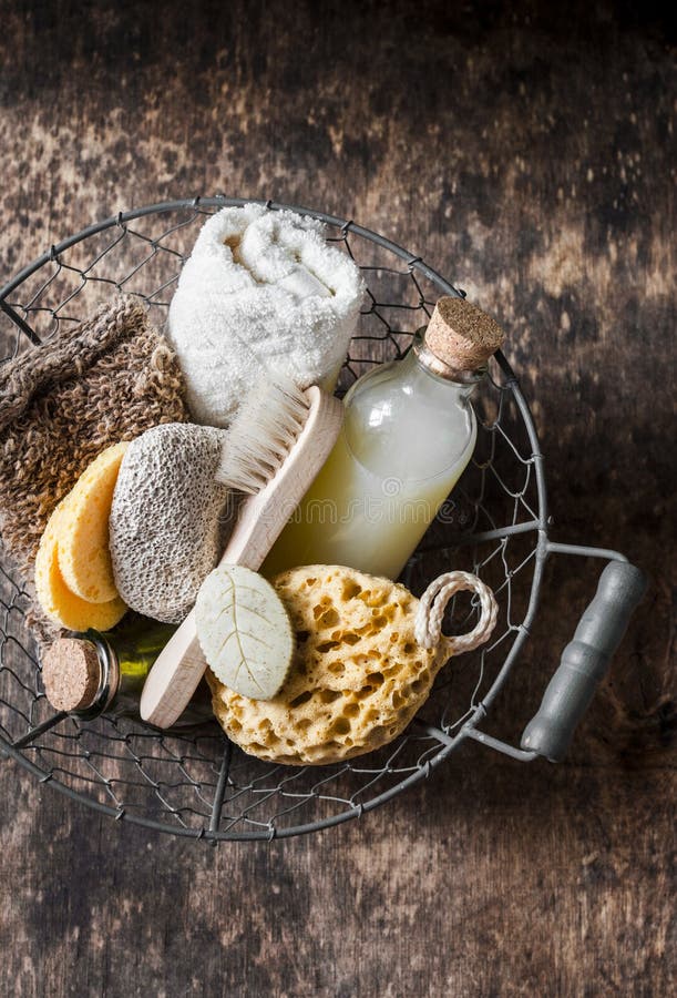 Inondi gli accessori in canestro d'annata - lo sciampo, la spugna, il sapone, la spazzola facciale, l'asciugamano, la pezzuola pe fotografia stock Inondi gli accessori in canestro d'annata - lo sciampo, la spugna, il sapone, la spazzola facciale, l'asciugamano, la pezzuola pe fotografia stock