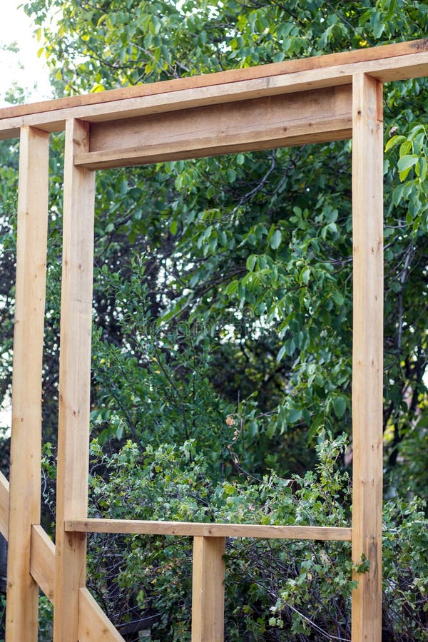 Inquadratura di legno su una nuova casa in costruzione fotografia stock Inquadratura di legno su una nuova casa in costruzione fotografia stock