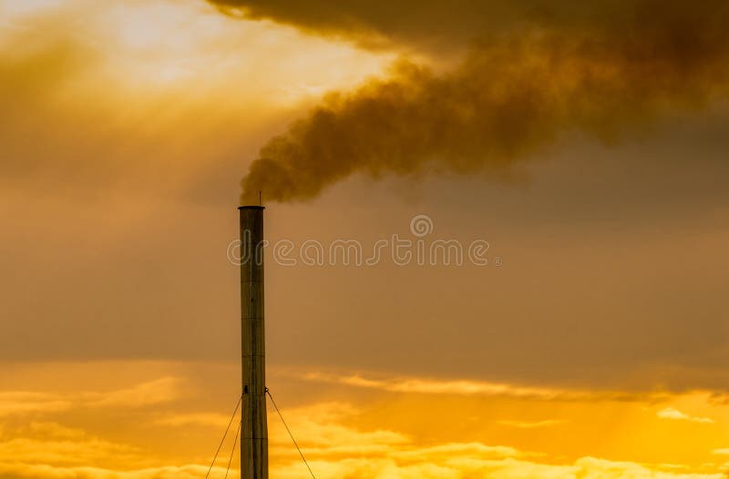 Inquinamento atmosferico prodotto dallo stabilimento Fumo di camino di tubazioni industriali sul cielo del tramonto Concetto di p fotografia stock libera da diritti Inquinamento atmosferico prodotto dallo stabilimento Fumo di camino di tubazioni industriali sul cielo del tramonto Concetto di p fotografia stock libera da diritti
