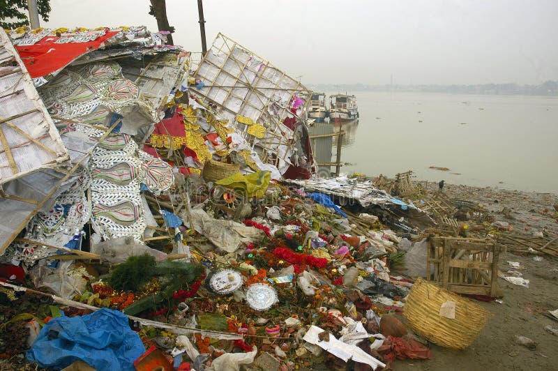 Inquinamento del fiume di Ganga in Kolkata. immagini stock Inquinamento del fiume di Ganga in Kolkata. immagini stock