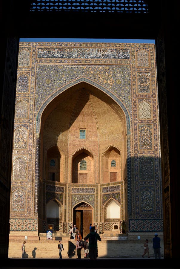 Inramad sikt av denarab madrasahportalen Komplex Po-jag-Kalyan byggda uzbekistan royaltyfri bild Inramad sikt av denarab madrasahportalen Komplex Po-jag-Kalyan byggda uzbekistan royaltyfri bild
