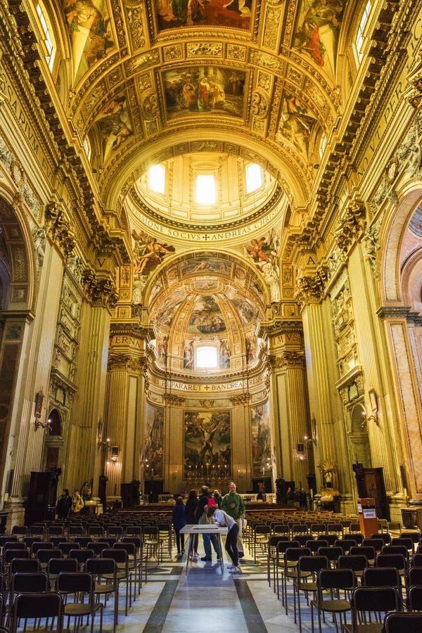 Inre av den barocka kyrkan av St Andrew i Rome, Italien royaltyfri bild Inre av den barocka kyrkan av St Andrew i Rome, Italien royaltyfri bild