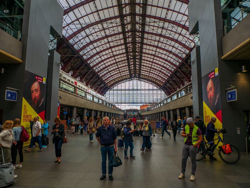 Inre av den centrala drevstationen av Antwerp med passagerare royaltyfri bild Inre av den centrala drevstationen av Antwerp med passagerare royaltyfri bild
