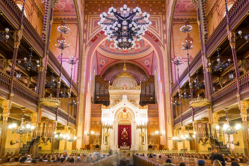 Inre av den Dohany gatasynagogan i Budapest, Ungern royaltyfri fotografi Inre av den Dohany gatasynagogan i Budapest, Ungern royaltyfri fotografi