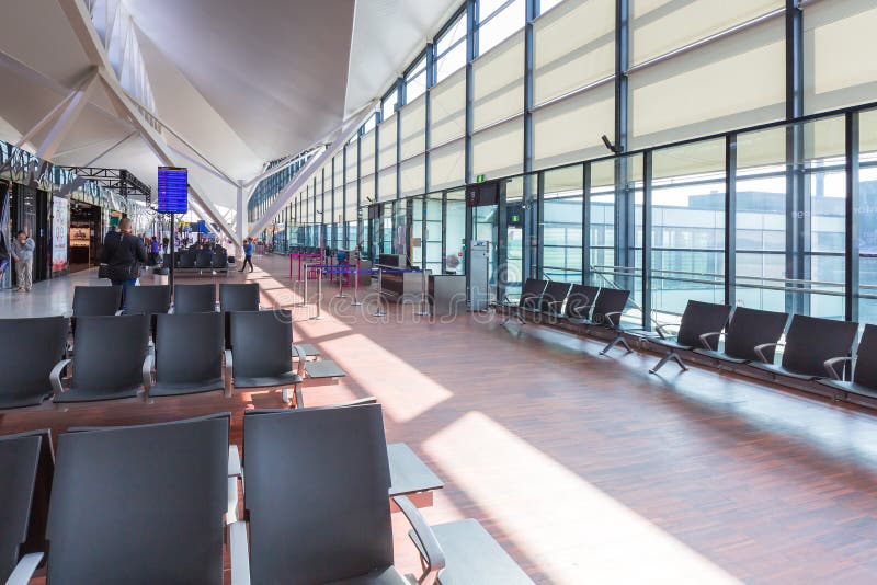 Inre av den Lech Walesa Airport terminalen fotografering för bildbyråer Inre av den Lech Walesa Airport terminalen fotografering för bildbyråer