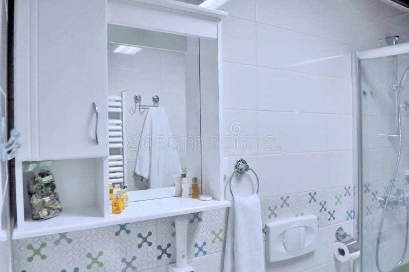 Inre av det lyxiga badrummet med en dusch Små moderna vita lodisar arkivfoto Inre av det lyxiga badrummet med en dusch Små moderna vita lodisar arkivfoto