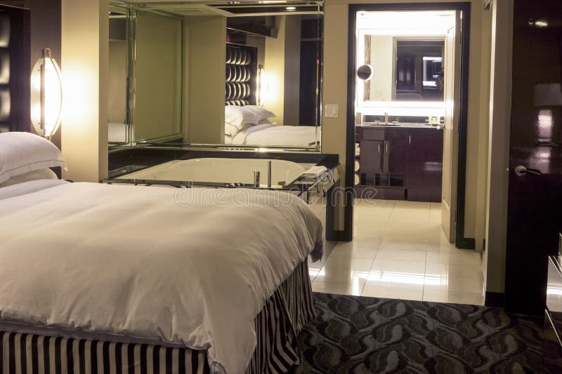 Inre av det moderna hotellAdjascent badrummet och sovrummet Environm arkivfoto Inre av det moderna hotellAdjascent badrummet och sovrummet Environm arkivfoto
