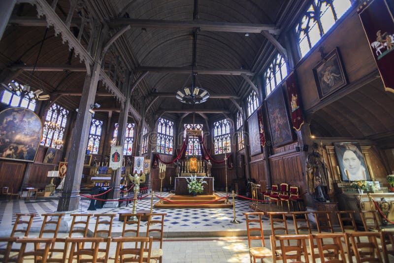 Inre av en kyrka i Honfleur Normandie Frankrike fotografering för bildbyråer Inre av en kyrka i Honfleur Normandie Frankrike fotografering för bildbyråer
